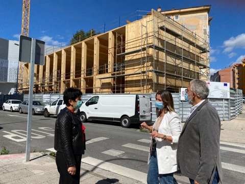 Lara Méndez supervisa o avance das obras de construción do novo edificio de servicios sociais interxeracional de Lamas de Prado