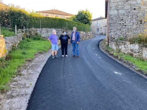 Miguel Fernández, visita o remate das obras de mantemento e mellora dunha vía municipal na parroquia de Bascuas