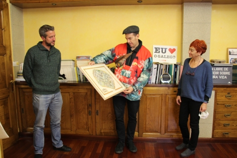 Rubén Arroxo e Maite Ferreiro reciben a Lois Pérez, gañador do premio Agustín Fernández Paz de literatura infantil e xuvenil