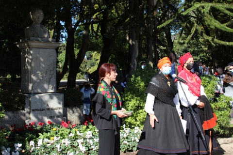 Nieves Neira realiza la tradicional Ofrenda a Rosalía de Castro el Domingo das Mozas