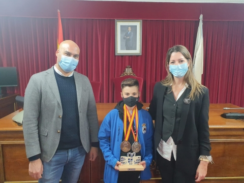 A alcaldesa recibe ao xinete lucense Silas Barreira, de 12 anos, subcampión de España co equipo infantil galego