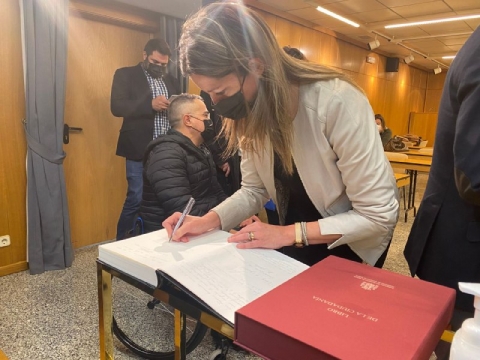 A alcaldesa de Lugo plasma no Libro da Cidadanía a necesidade de seguir traballando no 43 aniversario da Constitución por unha sociedade xusta e igualitaria