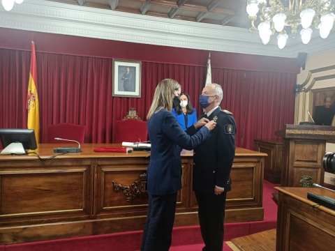 El Intendente de la Policía Local de Lugo, Jesús Piñeiro recibe de manos de la alcaldesa la Cruz de la Orden del Mérito Civil