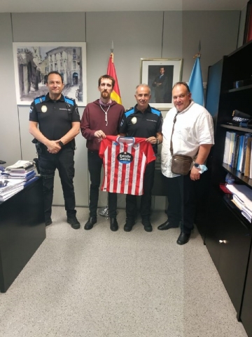 A Policía Local recibe do CD Lugo a camiseta asinada polo equipo en agradecemento ao labor desenvolvido durante toda a tempada