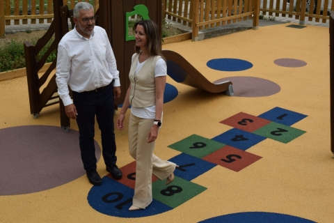 Lara Méndez pone a disposición de las familias lucenses el parque infantil del Río Mandeo, totalmente renovado