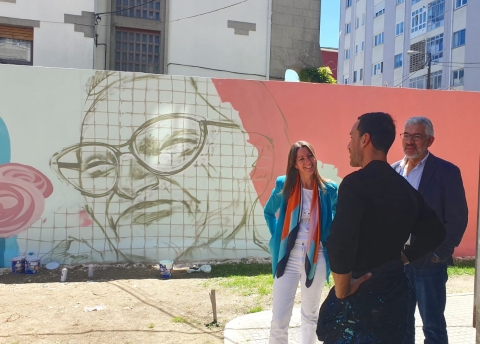  Lara Méndez visita os traballos de mellora da Praza da Liberdade, que contará cun mural urbano inspirado nos maiores e a natureza