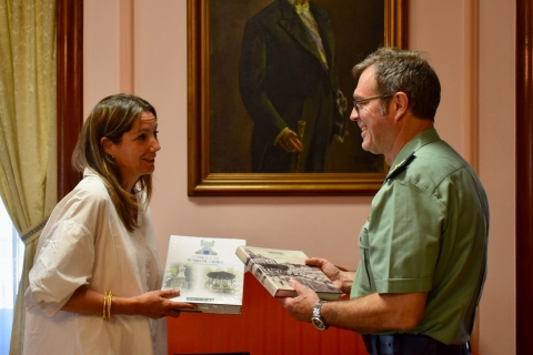 Lara Méndez se despide del jefe de la comandancia de la Guardia Civil que asciende a general de brigada