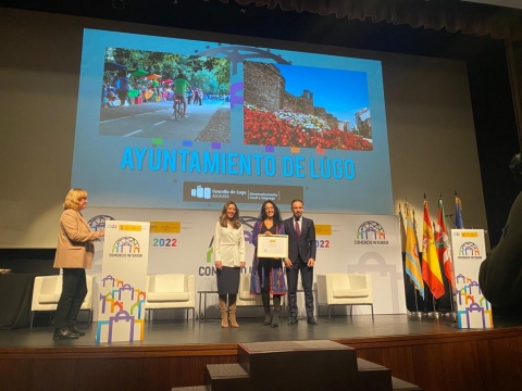 Ana Abelleira recoge el reconocimiento concedido al Ayuntamiento de Lugo en los Premios Nacionales de Comercio 2022 por su apoyo a este sector