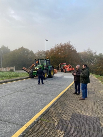 A concellería de Medio Ambiente incorpora dende hoxe un novo tractor aos operativos de roza municipais