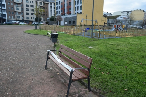 Medio Ambiente continúa cos traballos de restauración do mobiliario urbano en diferentes prazas e parques da cidade