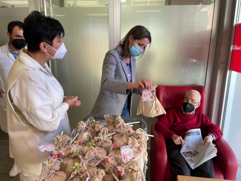 Lara Méndez comparte la mañana previa a Reyes con los usuarios del centro Antonio Gandoy, a los que le entregó regalos dulces