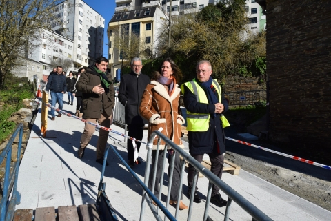 Lara Méndez supervisa o avance da peonalización da Calzada da Ponte, que se humaniza para por en valor este itinerario do Camiño Primitivo