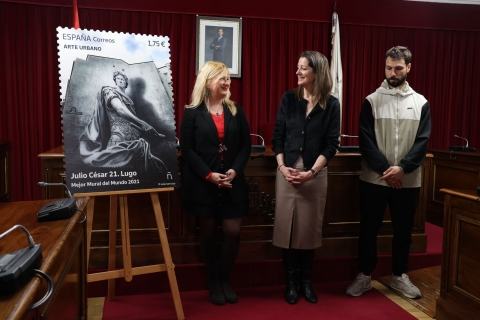 Lara Méndez pon en valor o arte urbano de Lugo durante a  presentación do selo dedicado ao mural de Julio César impulsado pola concellería de Xuventude