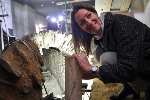 Lara Méndez conoce los avances de la recuperación de la cloaca romana do Carme que ejecuta el Ayuntamiento para que sea visitable por la ciudadanía