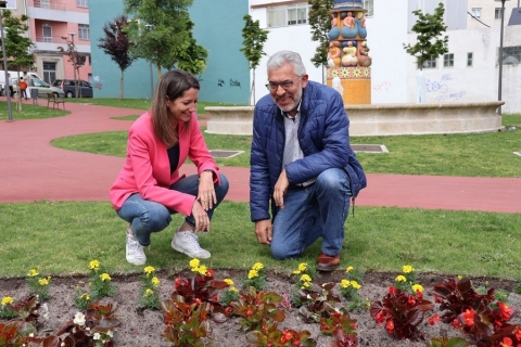 La alcaldesa aumenta un 33% la ornamentación de las prazas con la colocación de 40.000 flores de 13 especies diferentes