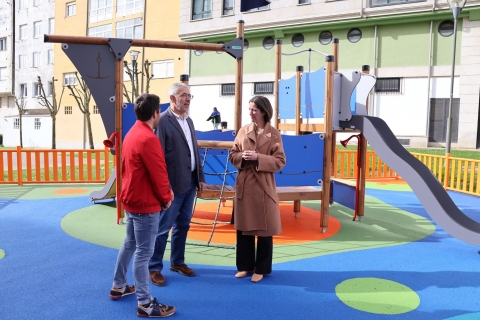 A Alcaldesa reabre os parques infantís de Aviador Parga Cerezo e Roi Xordo tras unha profunda remodelación con melloras para os cativos