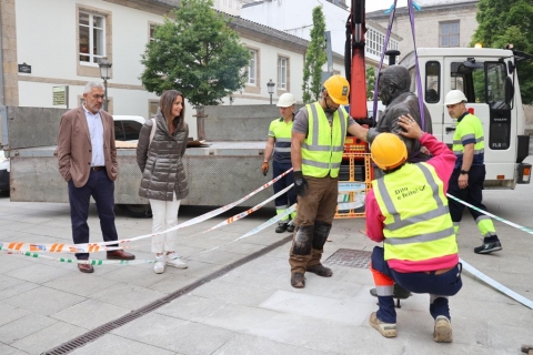 A alcaldesa de Lugo supervisa os labores de recolocación da estatua de Ánxel Fole, executados por persoal do programa ‘Dito e Feito!’
