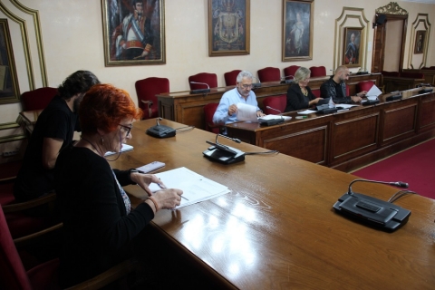 Maite Ferreiro preside una nueva reunión de la Comisión de fiestas, que aprobó las propuestas de Pregonera y Oferente a Rosalía