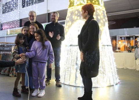 El encendido de las luces de Navidad en la Plaza de Abastos y en el Mercado Municipal da comienzo a la campaña de Navidad