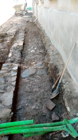 As obras de peonalización de Ramon y Cajal destapan varios tramos de muro de cachotería de orixe romana