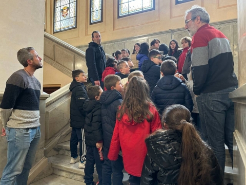 Rubén Arroxo y Alexandre Penas muestran las instalaciones de la casa consistorial a estudiantes del colegio Franciscanos