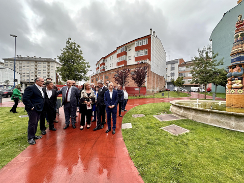 Alvarellos inaugura a Praza do Eixo Atlántico, no barrio da Piringalla, como símbolo da unión dos pobos que conforman a Eurorrexión