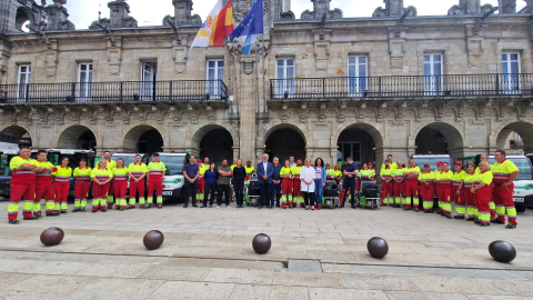 Paula Alvarellos entrega la Escoba de Platino a las personas trabajadoras del Servicio Municipal Luce Lugo Paula Alvarellos entrega la Escoba de Platino a las personas trabajadoras del Servicio Municipal Luce Lugo
