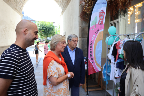 Máis de medio centenar de establecementos participan na iniciativa Comercio na Rúa, promovida polo Executivo de Paula Alvarellos