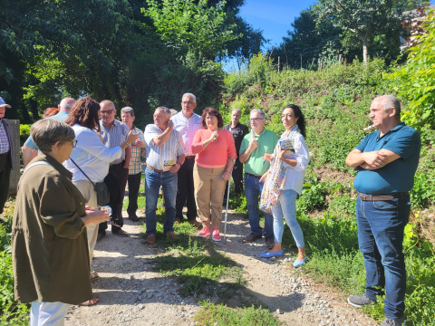 Ana Abelleira e Miguel Fernández manteñen un encontro coa veciñanza da Albeiros para estudar as principais nececesidades da zona