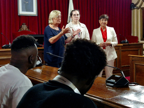 A alcaldesa de Lugo, Paula Alvarellos, recibe a un grupo de 15 persoas refuxiadas na Casa do Concello