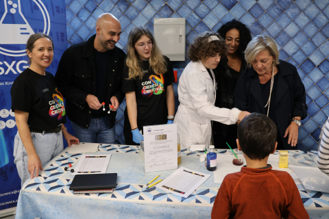 La Noche Europea de las Personas Investigadoras reunió a decenas de lucenses en la Plaza y el Mercado Municipal, con el apoyo del Ayuntamiento
