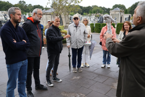 Rubén Arroxo y Cristina López presentan la imagen que recordará en el Cemiterio Municipal a las personas asesinadas durante la guerra civil y la dictadura franquista