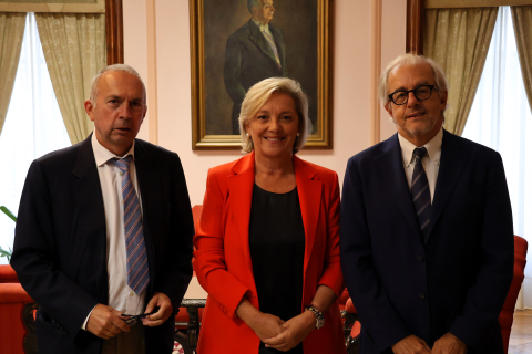 Paula Alvarellos recibe a Galileo D'Agostino y a José Antonio Varela Agrelo en la Casa del Ayuntamiento de Lugo
