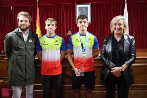 La alcaldesa recibe al Campeón del Mundo junior de Piragüismo, Víctor Devesa, y elogia la labor de formación de los clubes lucenses La alcaldesa recibe al Campeón del Mundo junior de Piragüismo, Víctor Devesa, y elogia la labor de formación de los clubes lucenses