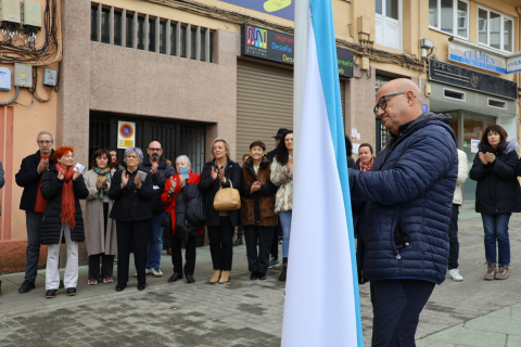 O Concello de Lugo participa no acto de izamento da bandeira galega na praza dos Mártires de Carral