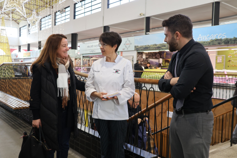 Estudantes de cociña do IES Sanxillao realizan un showcooking na Praza de Abastos Estudantes de cociña do IES Sanxillao realizan un showcooking na Praza de Abastos