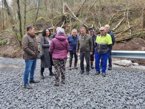 La concelleira Ana González Abelleira supervisa el avance de las obras o Veral junto a representantes vecinales La concelleira Ana González Abelleira supervisa el avance de las obras o Veral junto a representantes vecinales