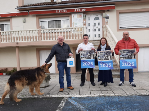 Cristina López entrega en Cuíña o calendario elaborado dende o Arquivo Municipal Cristina López entrega en Cuíña o calendario elaborado dende o Arquivo Municipal
