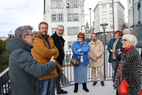 Rubén Arroxo e Alexandre Penas visitan con veciñas e veciños o muro de Frai Plácido Rei Lemos