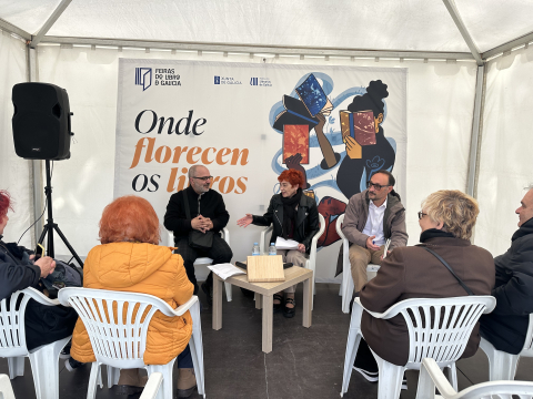 Maite Ferreiro acompaña al escritor Agustín Agra en la presentación de O libro das contrarias, obra ganadora del Premio Ánxel Fole