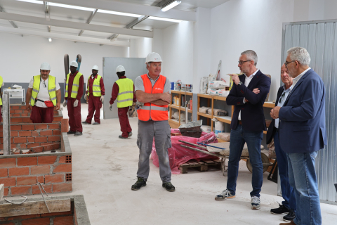 El alcalde valora posibles vías de colaboración con la FLC para paliar la falta de profesionales cualificados en el sector