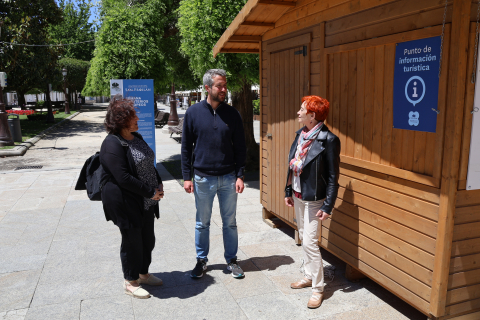 Maite Ferreiro anuncia el regreso del puesto de información turística de la Praza Maior, que comienza hoy a atender a los visitantes