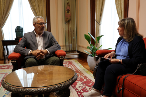 Miguel Fernández recibe á presidenta de AFALU, Mª Carmen Pena Ledo, na Casa do Concello