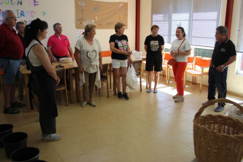 Santiago de Saa acoge con éxito una nueva sesión de los cursos de cestería promovidos por el Área de Participación y la Vicepresidencia de la Diputación