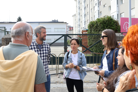 Rubén Arroxo e Iria Buide visitan o Colexio Rosalía, onde comezaron os traballos de reforma da contorna
