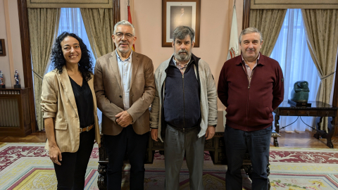 Miguel Fernández preside la toma de posesión de un nuevo celador del CEIP Casás Miguel Fernández preside la toma de posesión de un nuevo celador del CEIP Casás