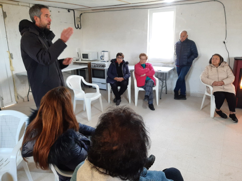 Rubén Arroxo e Cristina López visitan Labio, onde explicaron como funcionará o taxi a demanda ás veciñas e veciños Rubén Arroxo e Cristina López visitan Labio, onde explicaron como funcionará o taxi a demanda ás veciñas e veciños