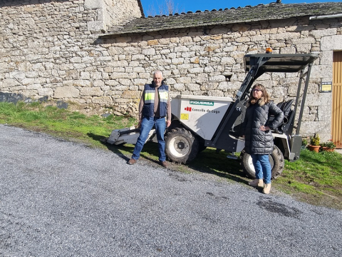 [noA concelleira de Cohesión Territorial supervisa os traballos de mellora viaria que a Brigada Municipal do Rural executa na parroquia do Veralde:title]