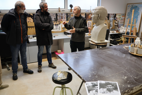 Rubén Arroxo y Alexandre Penas visitan el taller de escultura donde se está realizando el busto con el que el ayuntamiento de Lugo recordará a Moncho Reboiras