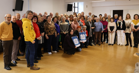 Maite Ferreiro e Iria Buide visitan la Coral del IV Ciclo, que mañana actuará en el Auditorio Fuxan os Ventos dentro de la programación del 25º aniversario de la Muralla como Patrimonio de la Humanidad